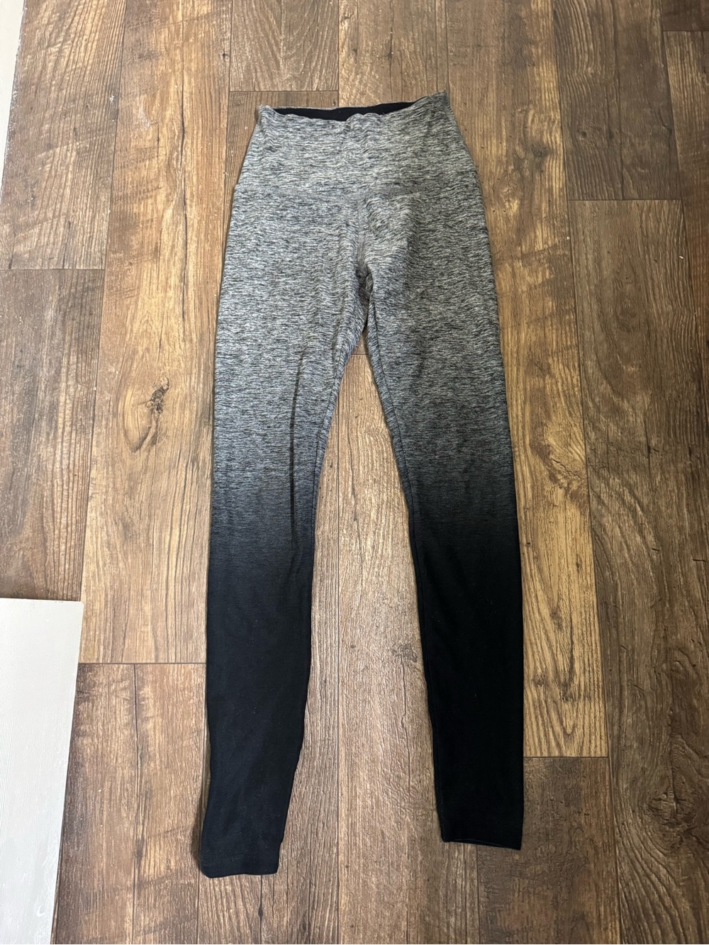 Beyond Yoga leggings. Small. 28in. Gradient heather gray / black ombre